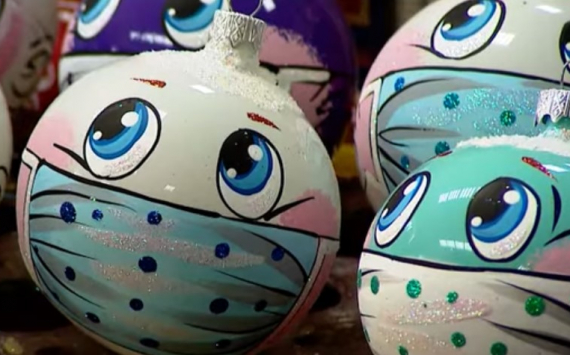 «Отражение уходящего года»: Красноярская фабрика выпустила ёлочные шары в масках