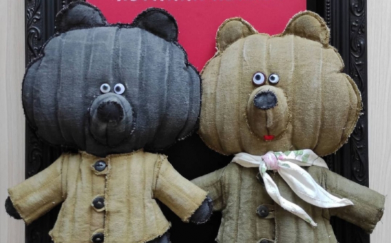 Художник из Красноярска создал влюблённую пару медведей из ватников